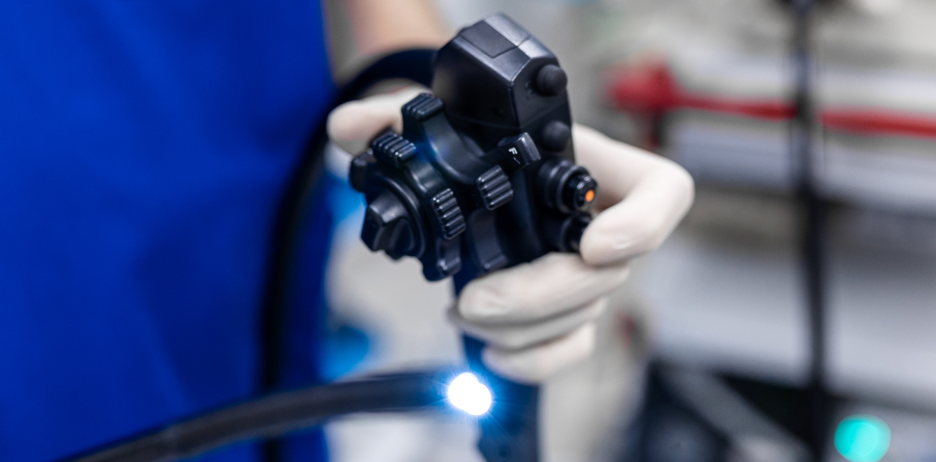 精密な内視鏡検査を補助する「青色」室内照明